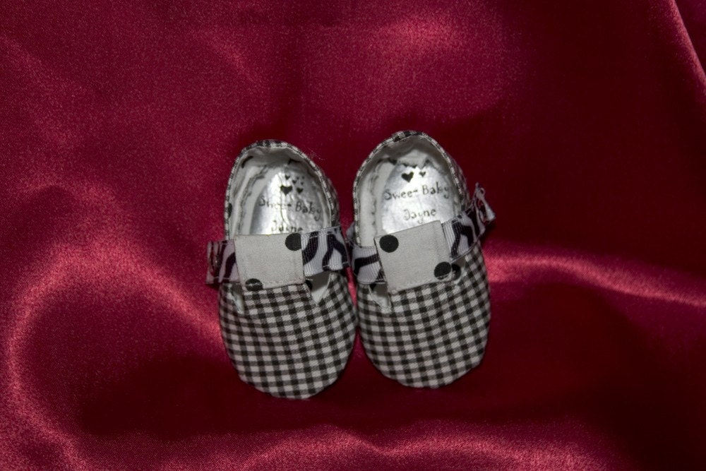 Infant girl's T strap shoes