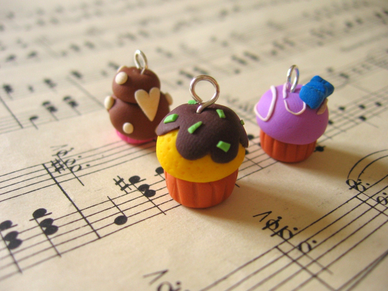 3 CUPCAKES charms