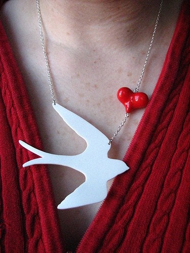 big white bird necklace avec red heart