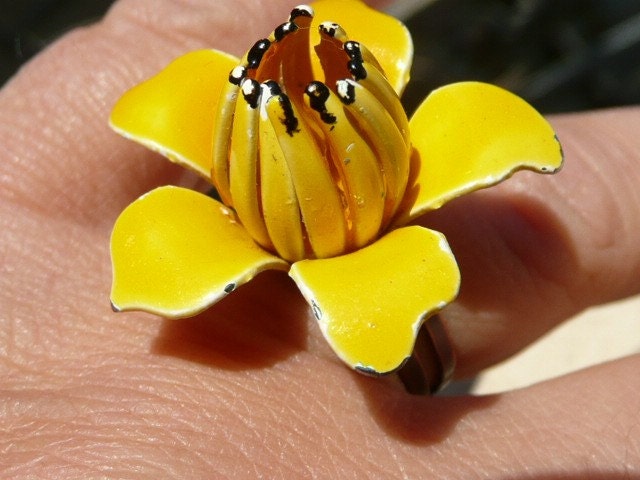 Bouton d'or ring - yellow enameled flower - repurposed vintage