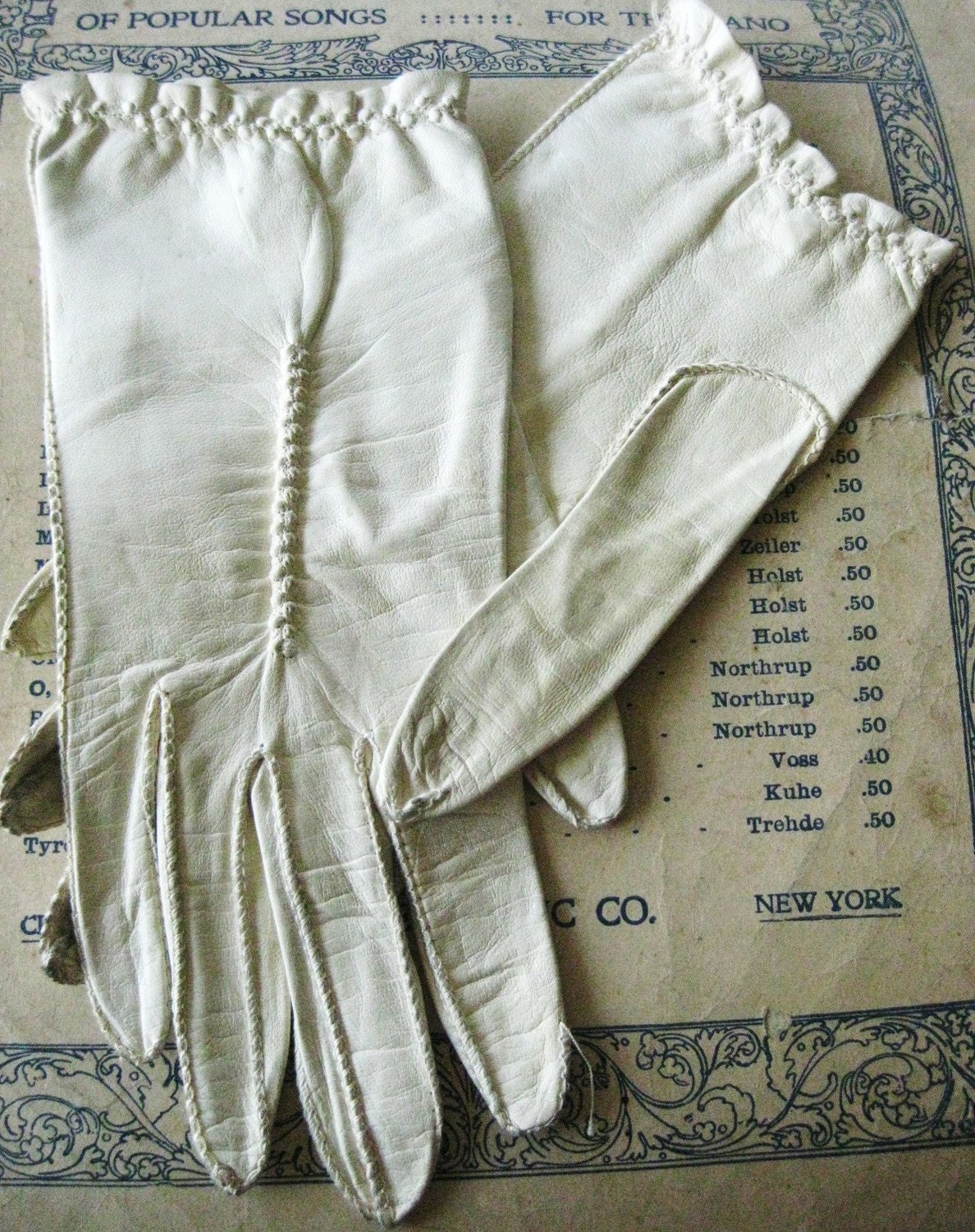 Vintage White Textured  Kid Leather Gloves Size 6 1/4