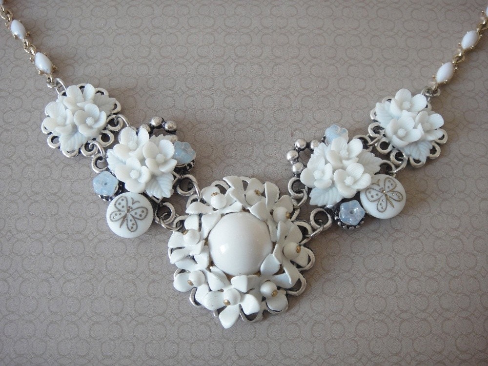White blossoms bridal necklace