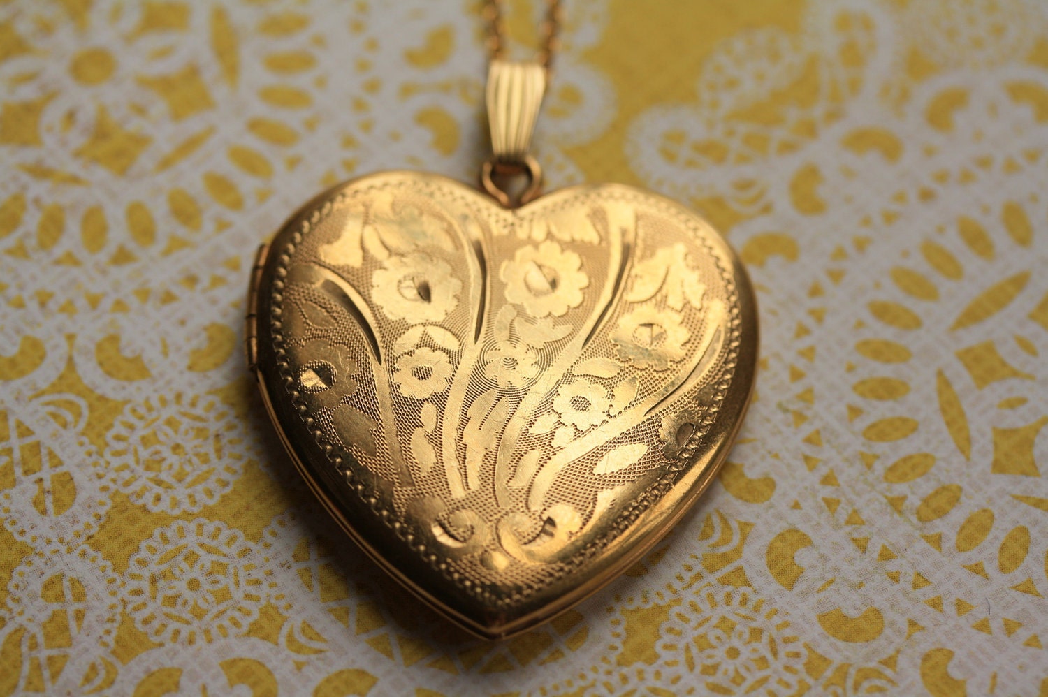 Huge SPECTACULAR Vintage 1940s Shimmering 12kt GF Floral Heart Locket Necklace
