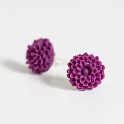 vintage floral mum earrings / posts . deep purple .