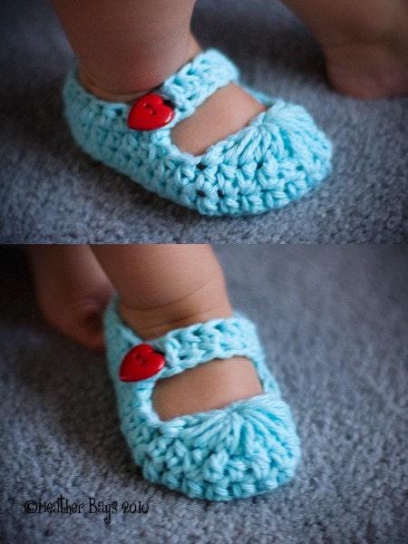 Crocheted Baby Shoes. Aqua Green Blue Mary Janes with Shiny Silver Metal Vintage Buttons.  Preemies - Newborn