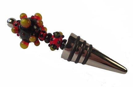 This is a striking bottle stopper with the largest bead measuring 22x33mm