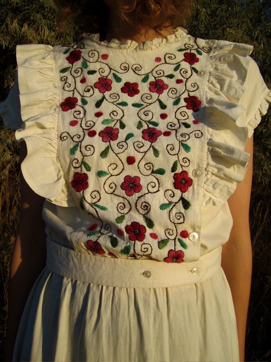 EAST OF THE SUN AND WEST OF THE MOON 1970s Folk Floral Gypsy Dress