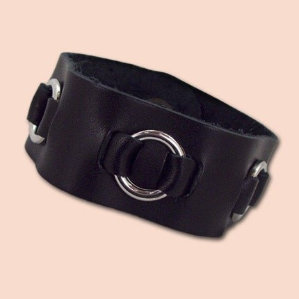 Leather bracelet with three rings