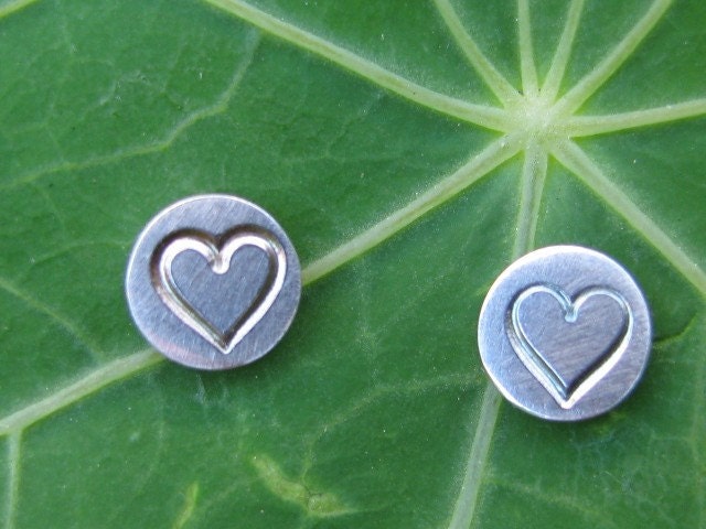 Disc shapes stud earrings with heart stamping