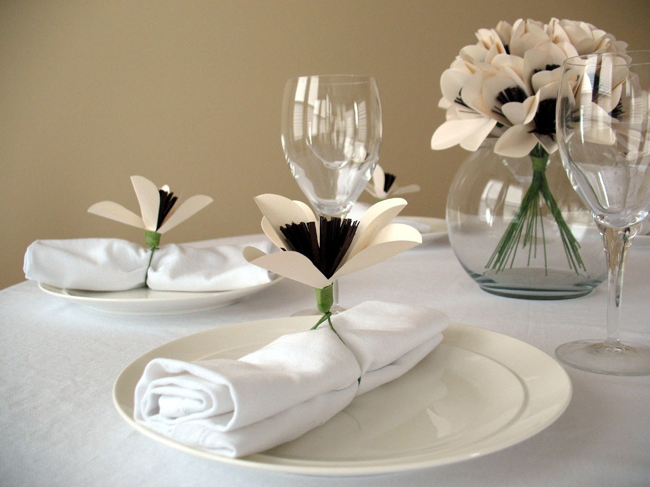 I'm completely swooning over these paper flower centerpieces from Die Cut