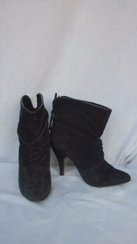 SZ .5.5 VINTAGE BLACK SUEDE GATHERED HIGH HEEL FOLD DOWN CUFF ANKLE BOOTS