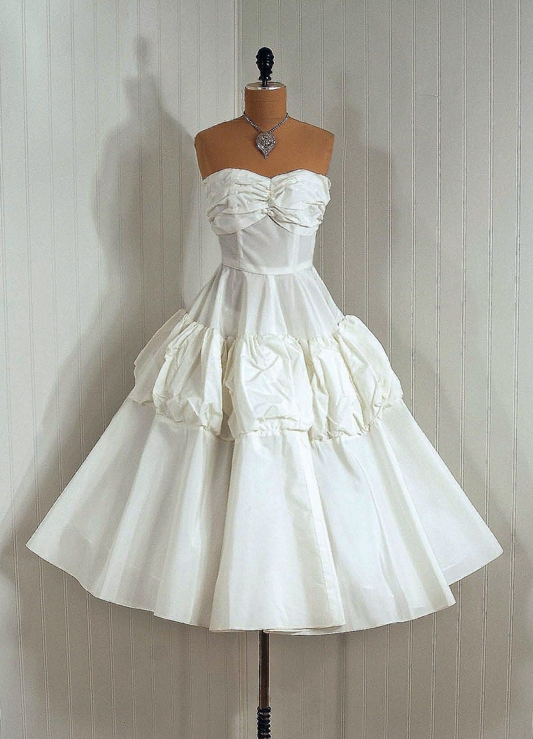 1950's Vintage Elegant Ivory-White Ruched Shelf-Bust Strapless Plunge Sculpted Silk-Taffeta Couture Rockabilly Bombshell Circle-Skirt Wedding Party Cocktail Dress