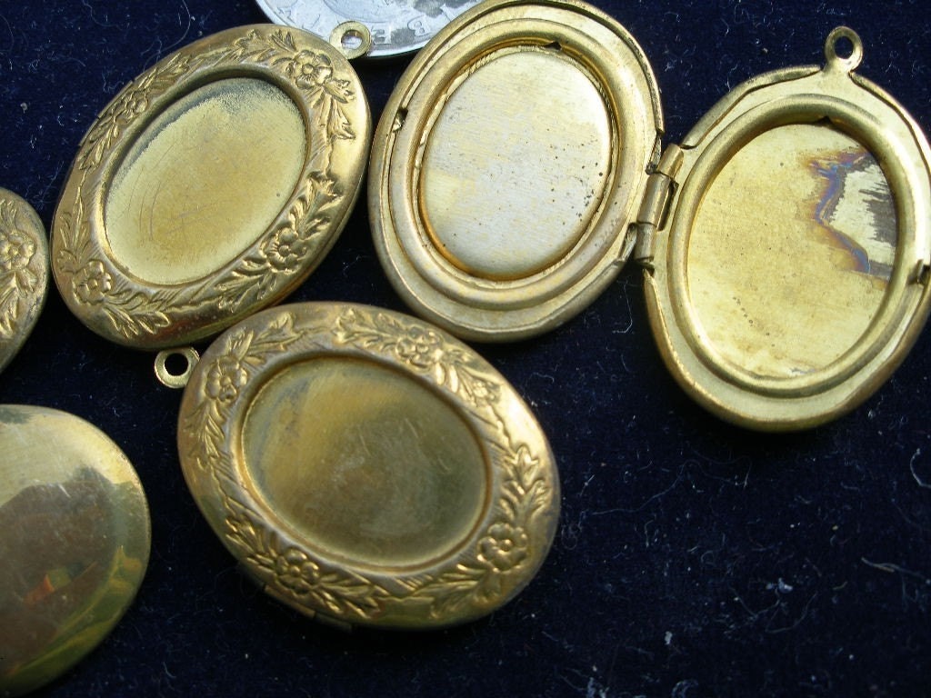 New vintage patinated brass oval lockets pendants (2) from the 1970s  WWWG,  TeamESST, trashionteam, olyteam