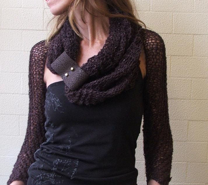 Purple Merino eternity scarf with a leather closing strap