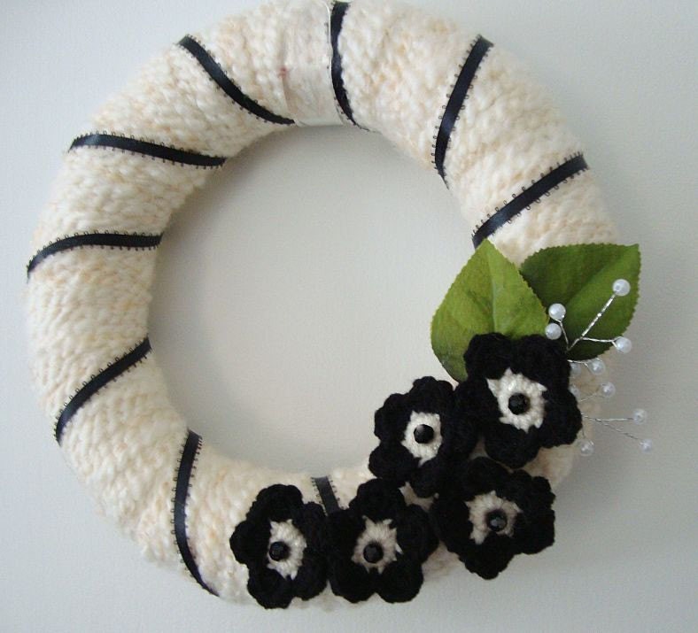 Yarn wreath elegant black and white flowers