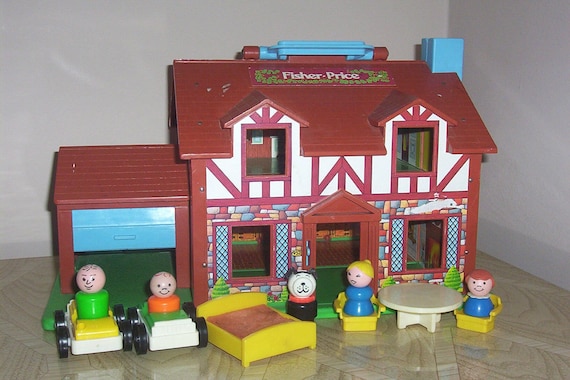 Vintage 1980 Fisher Price PLAY FAMILY HOUSE with 5 Little People and Accessories