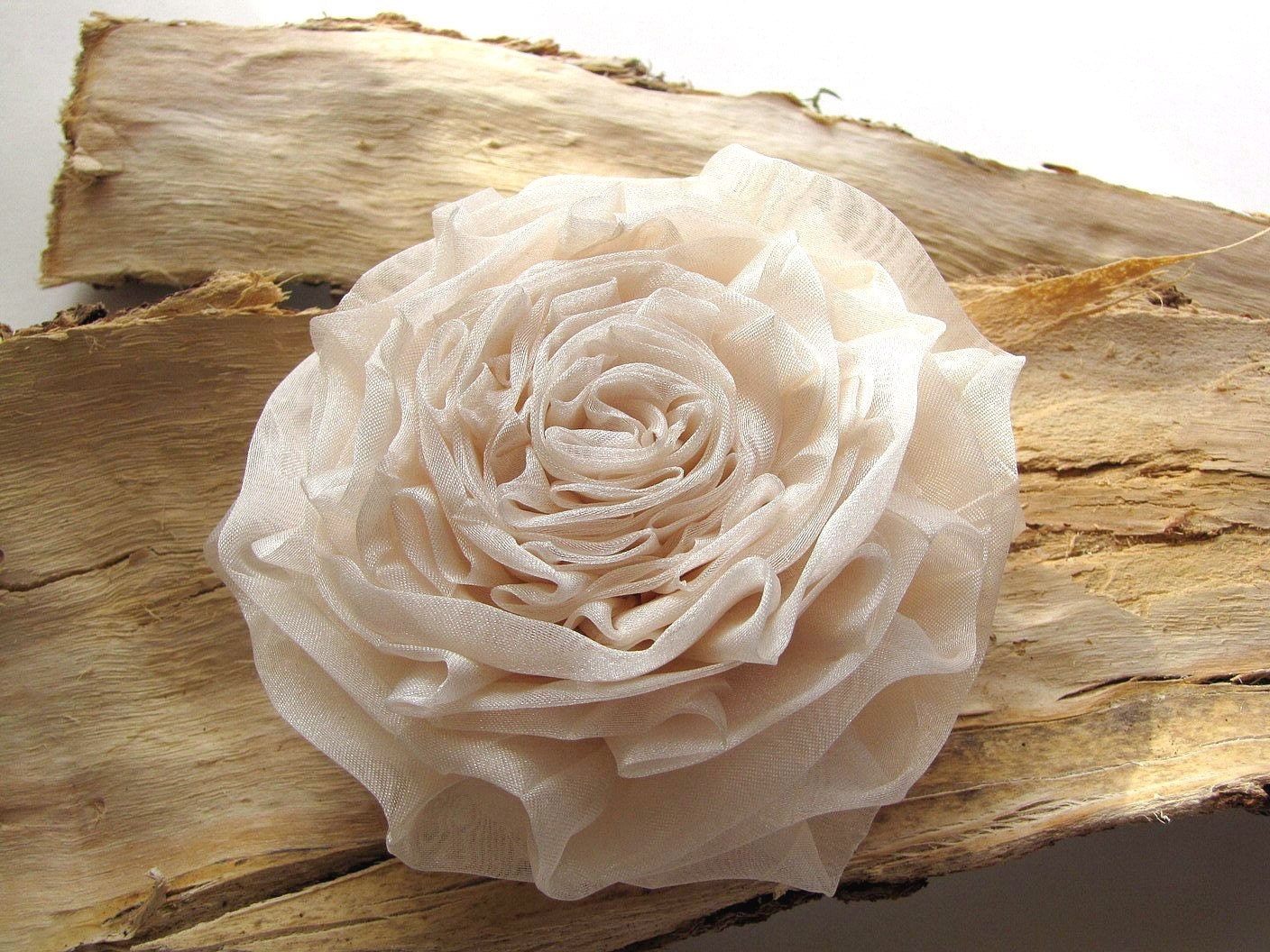 Handmade цветок из органзы брошь - МЕТАЛЛИЧЕСКИЕ КРЕМ IVORY Роуз
