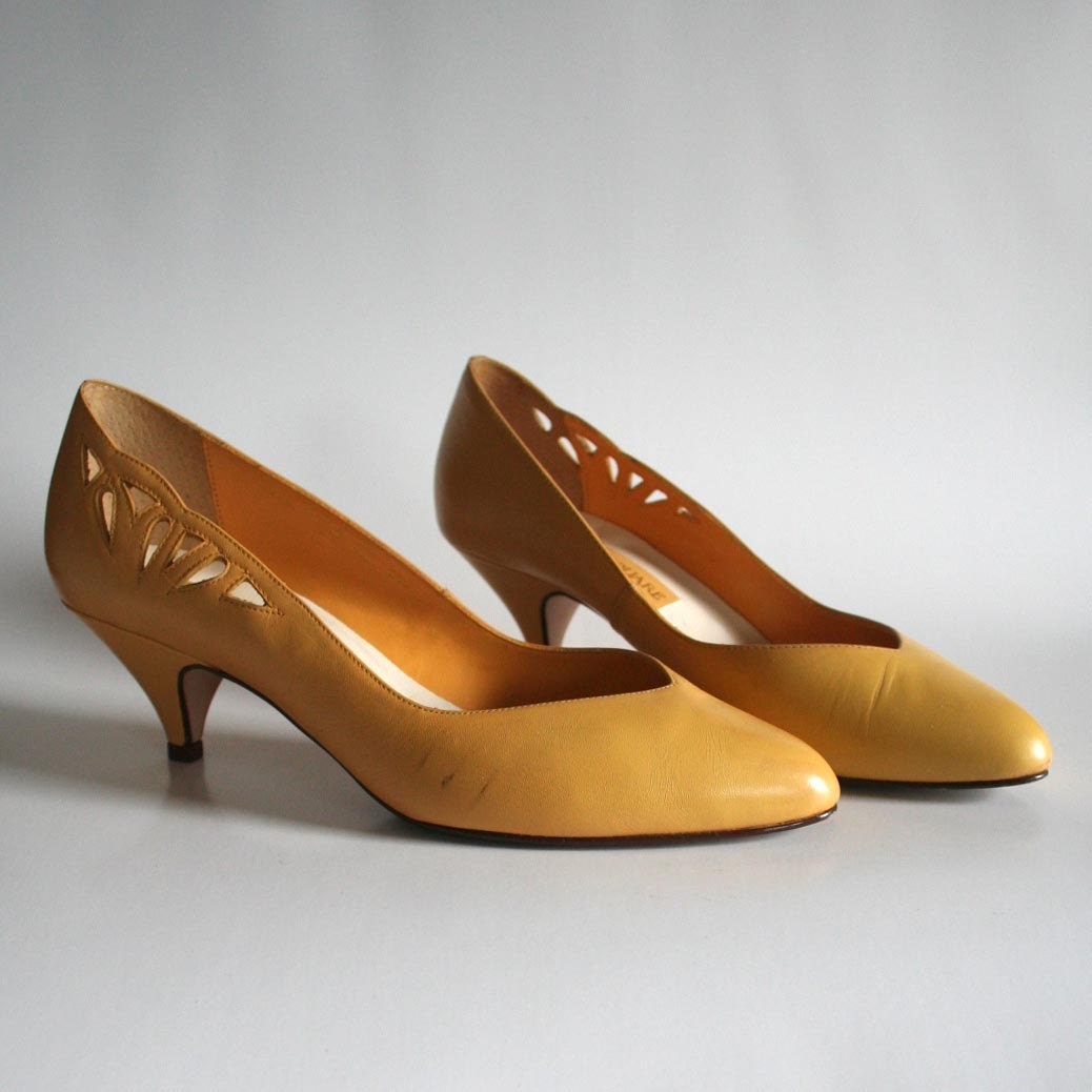 size 7.5 honey dijon leather low heeled pumps. 80s Copley Square. cut out details at ankle. mustard. yellow. made in Brazil.