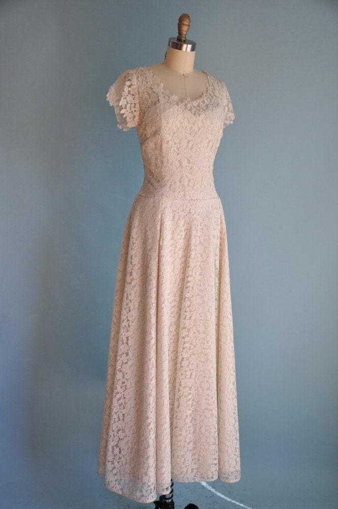 vintage 1950s classic dreamy WHIMSICAL and LACE wedding dress with VEIL