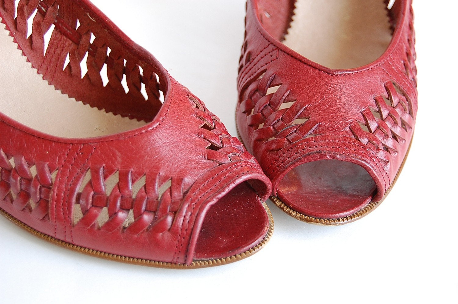 vintage Bandolino Red Leather Heels . Woven . Peep Toe . made in Italy . 7 M