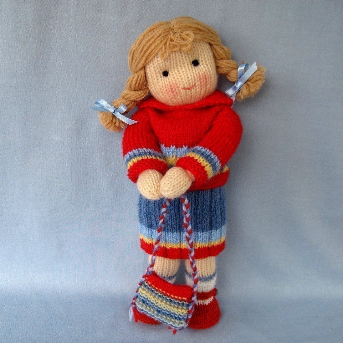 TILLY به مدرسه می رود -- عروسک اسباب بازی knitted -- پی دی اف ایمیل بافندگی الگوی