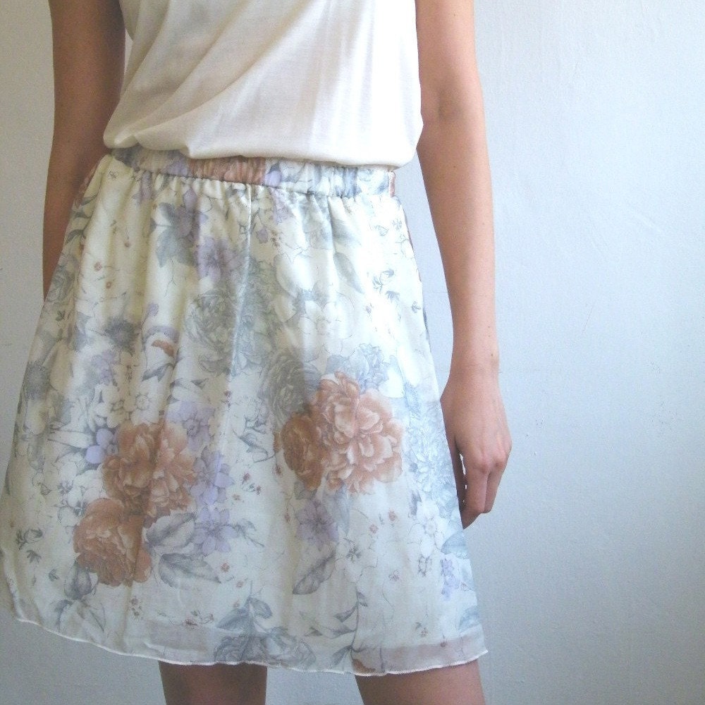 Floral skirt, made of silk.