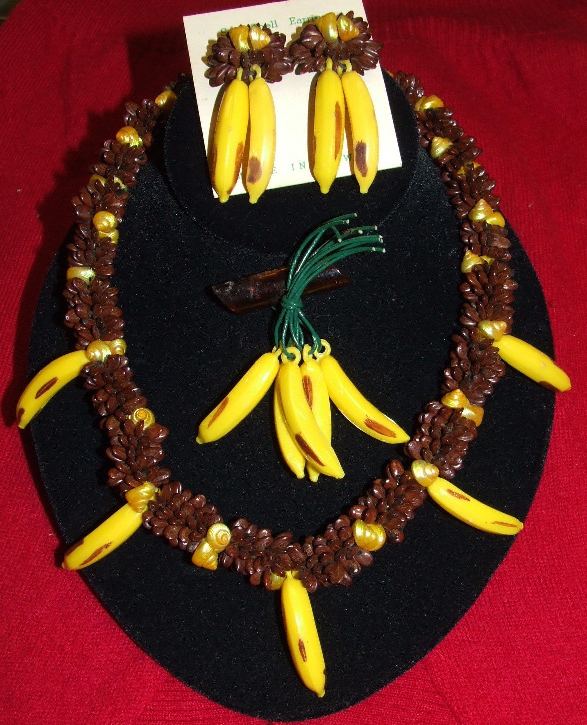 Killer Vintage 50s ....Hawaiian Banana Plastic.... Necklace, Earring & Pin set