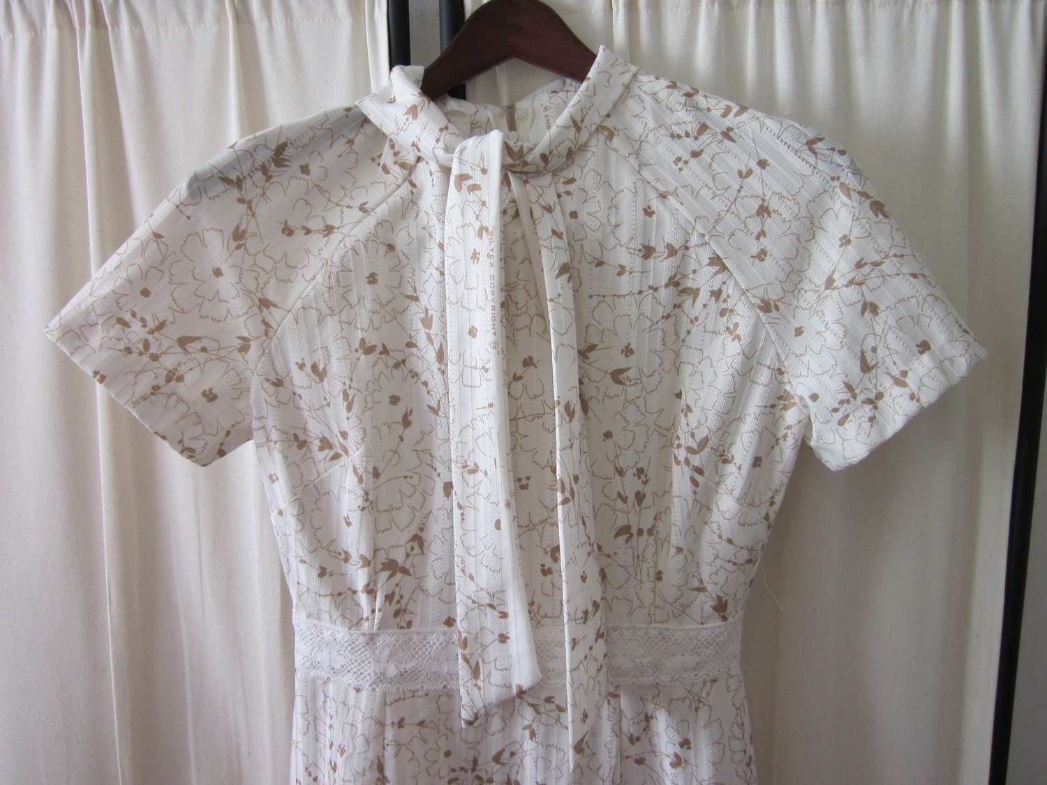 Vintage 60s White and Gold Floral Pattern Dress (S)