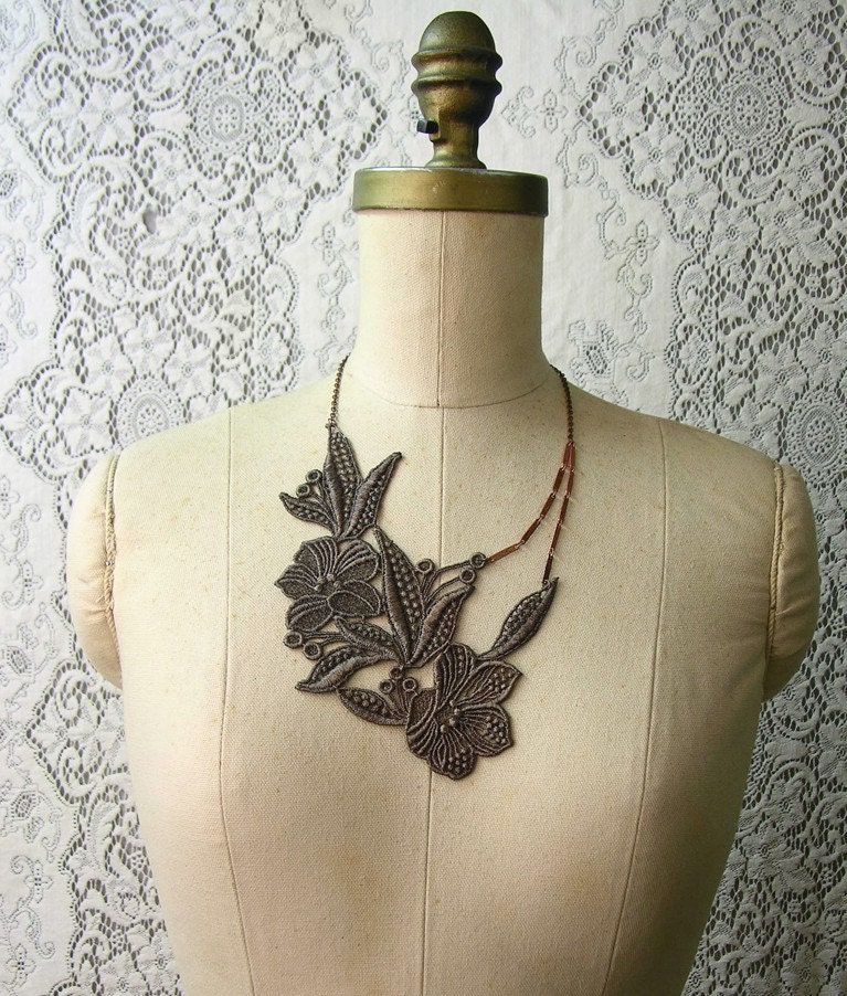 botanique lace necklace (muted olive)