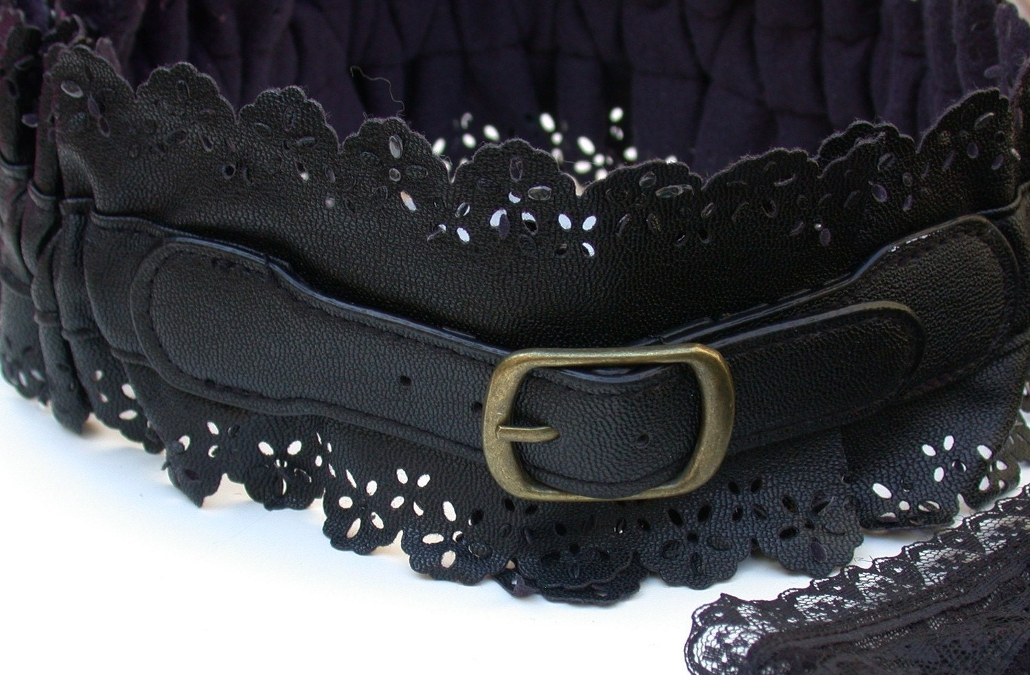 A Vintage Lace Style Streche Black leatherette Belt