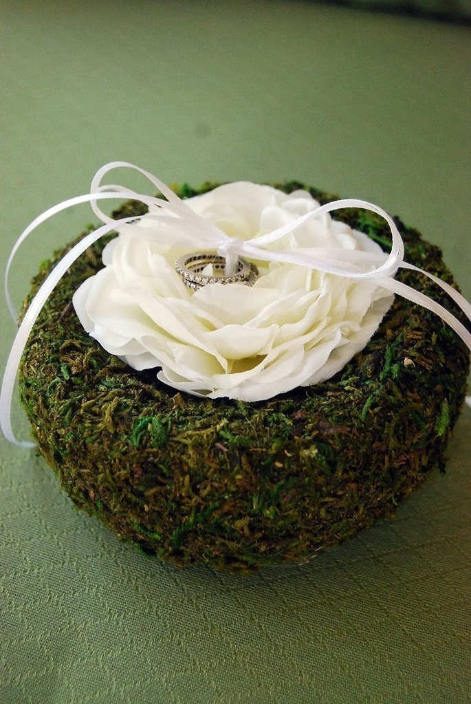 The LILLIAN (white) - Moss And Flower Ring Bearer Pillow