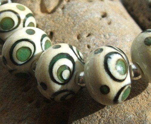 Here's a lovely little set of 5 hand made lampwork beads by Mad Cat Glass