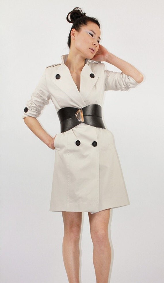Beige Trenchcoat with black double button