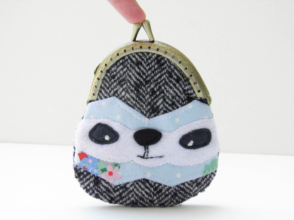 raccoon coin purse with anti bronze carved frame