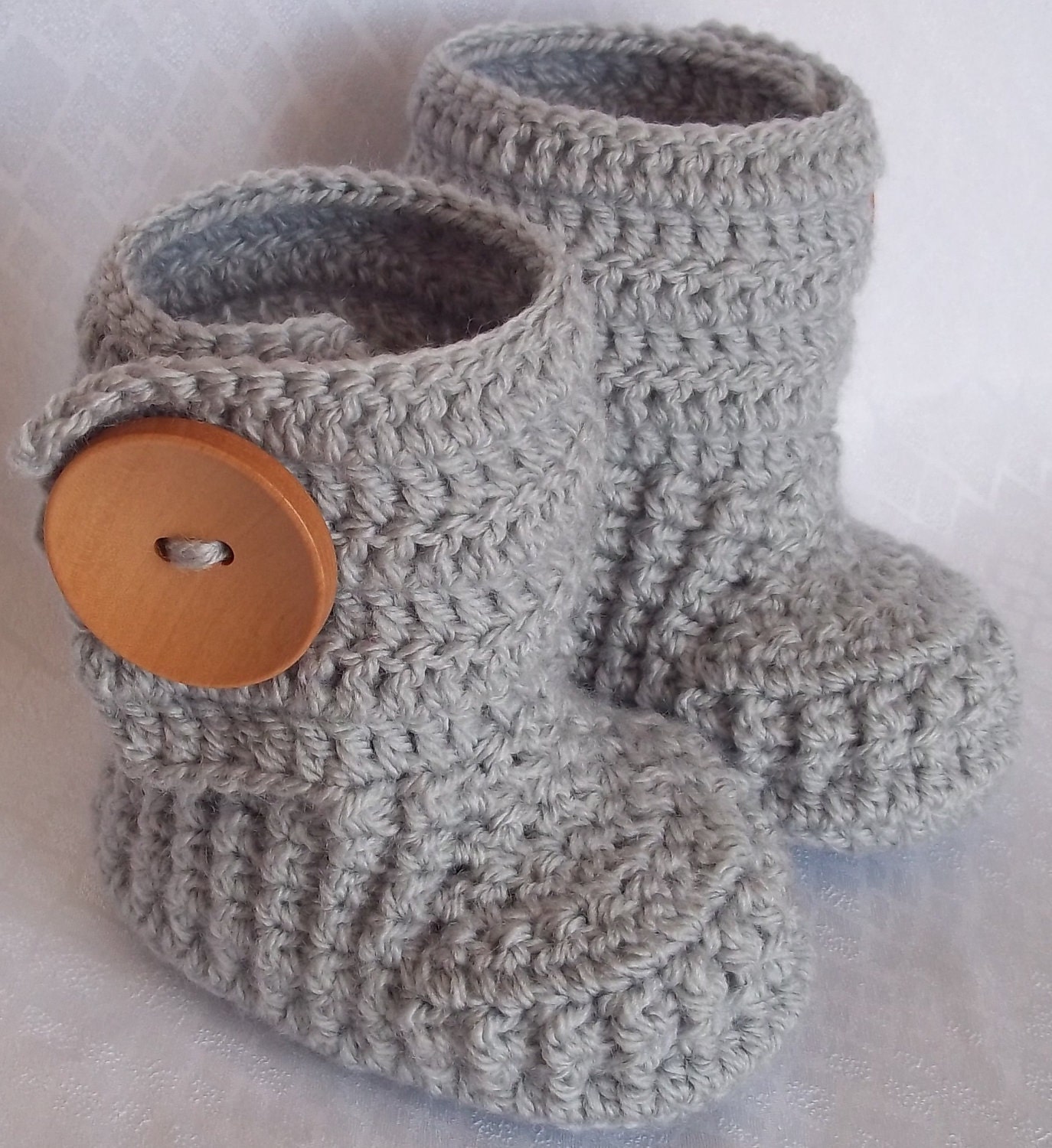 Crochet baby booties for 0-3 M, 3 - 6 M,6-9 M with large wooden buttons,choose your size and colour