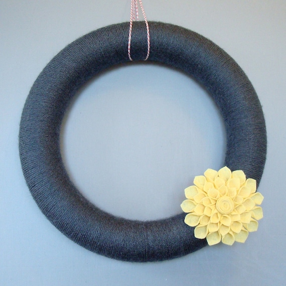 Grey Yarn Wreath, gray and yellow wreath door, perfect for fall.  12 "Coal is a wreath with a pale yellow flower dahlia felt.