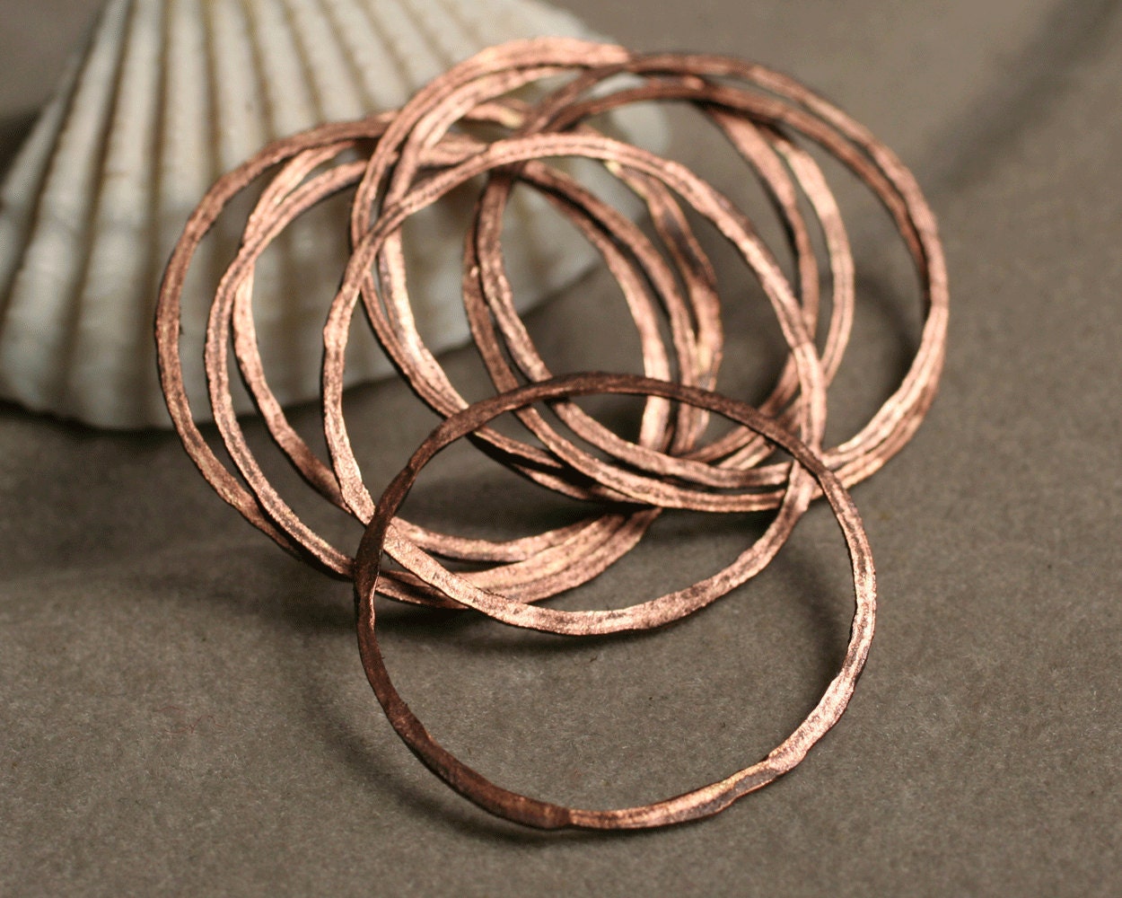 Hand hammered antique copper ring aprox 24mm in diameter, 8 pcs (item ID ACOR20K)