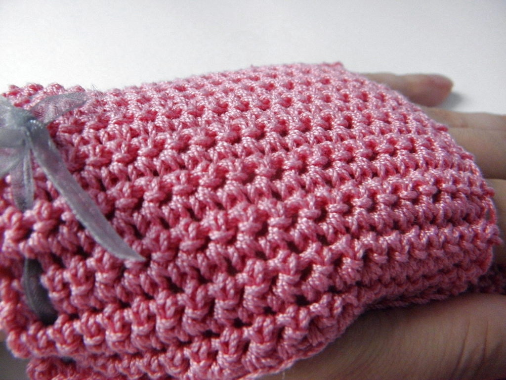 Fingerless crocheted of pink cotton