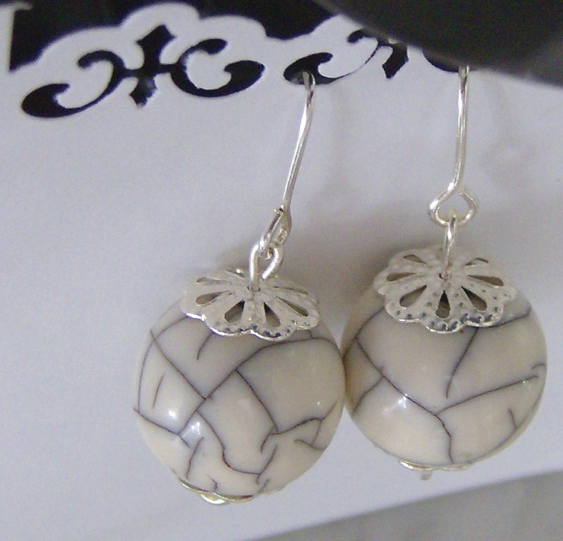 Grey crackle patterned earring