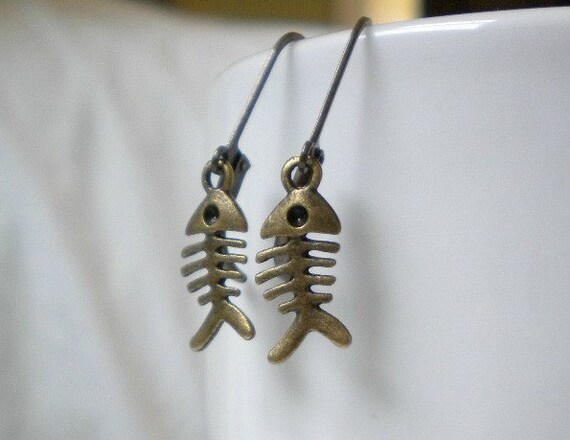 small-fish-bone-earrings-antique-brass
