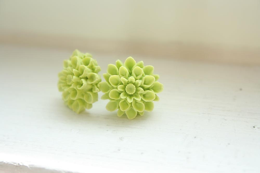 Apple green pompom fiore earrings