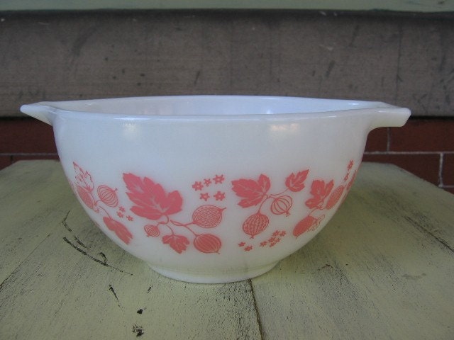 Vintage Pyrex pink gooseberry cinderella bowl