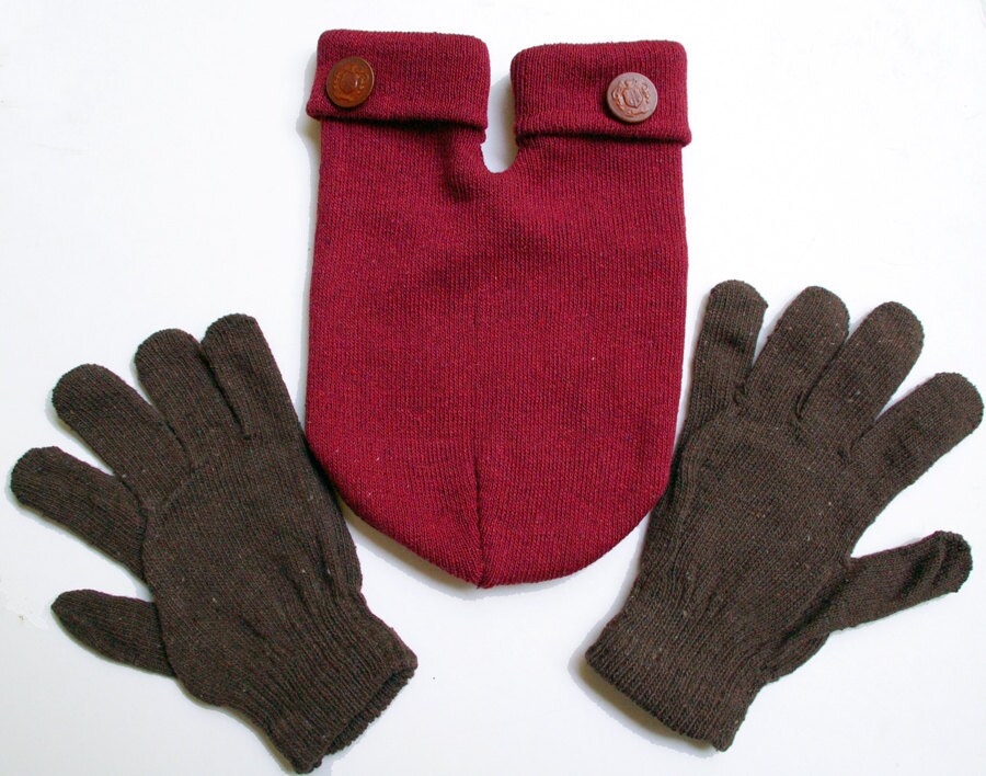 Holding Hands Gloves. Recycled Cotton maroon SMITTEN MITTEN with gLoves (for holding hands when