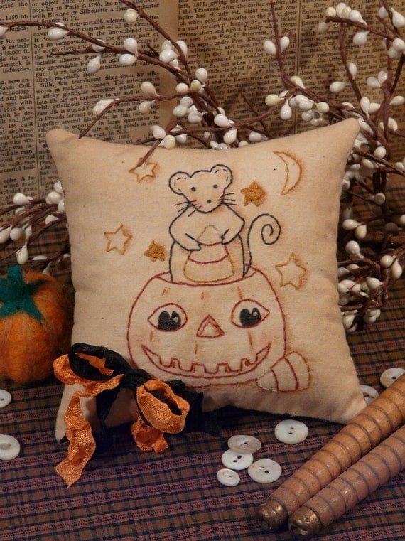 Halloween Mouse and Pumpkin Stitchery E Pattern - primitive Pdf pillow pin keep cushion tuck candy corn seam binding embroidery