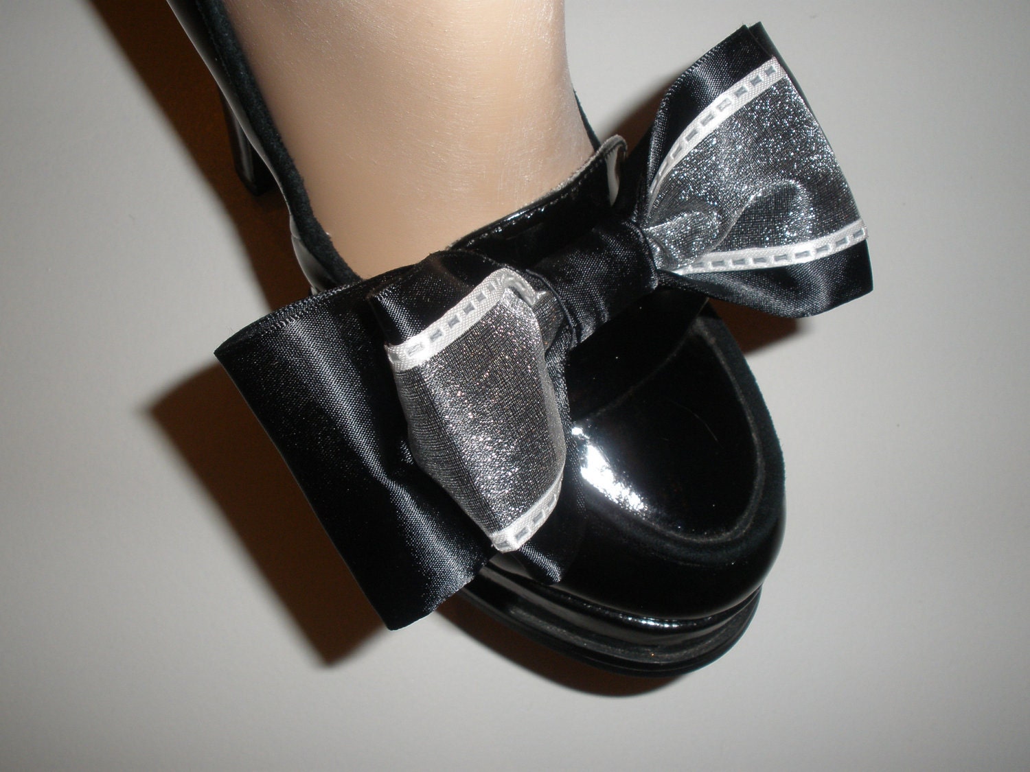 Attractive Black and White Shoe Bow Wrap Accessories for Your High Heel Shoes Not Shoe Clips