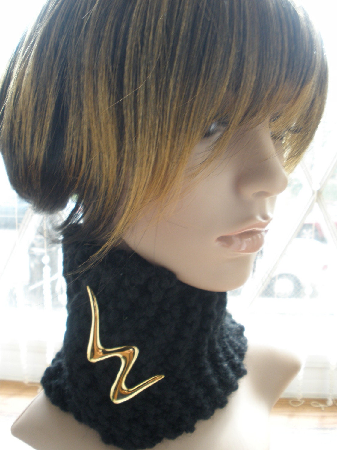 Attractive Knitted Button Up Neck Warm with Beautiful Vintage Gold Tone Brooch