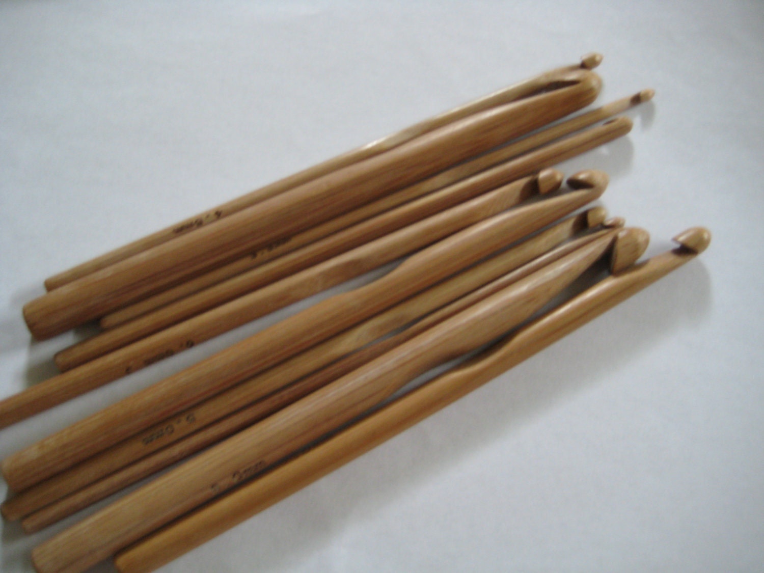 13 size Bamboo crochet hooks 2.75-10.0mm (A COMPLETE set from US size C to size N)