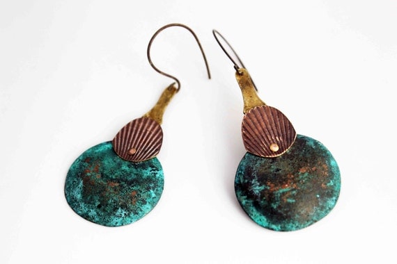 Gouttes de métal boucles d'oreille - patine bleue sur cuivre et bronze - variation 1