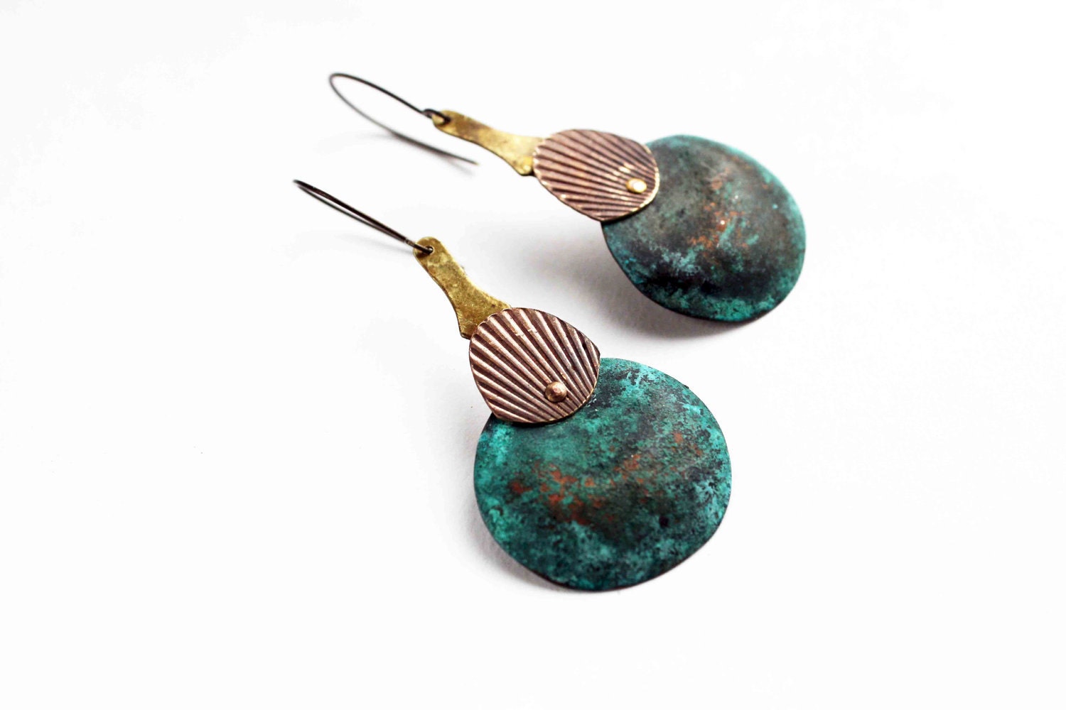 Gouttes de métal boucles d'oreille - patine bleue sur cuivre et bronze - variation 1
