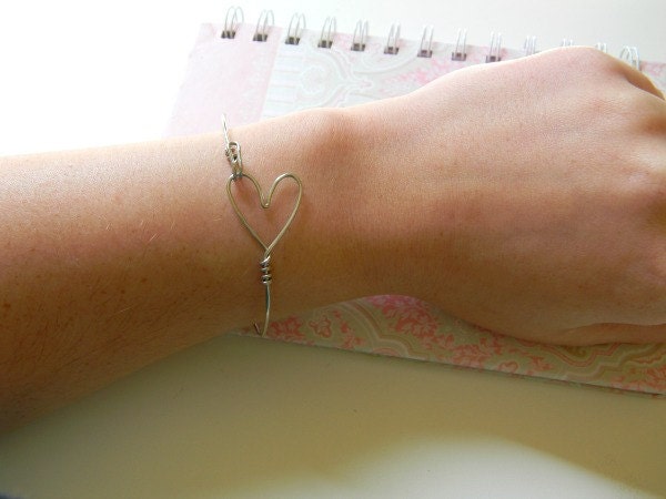 Wire Hooking Heart Bracelet (in silver)
